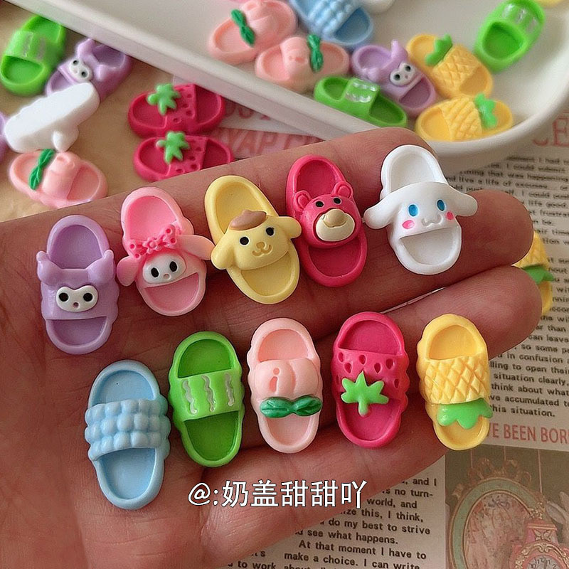 รองเท้าแตะจิ๋ว 100 ชิ้นในสต็อก ของตกแต่งเรซิน อุปกรณ์ DIY วัสดุทำมือสีครีม สติ๊กเกอร์เคสโทรศัพท์ตลก ชาร์มรองเท้า ผลิตภัณฑ์กึ่งสำเร็จรูป