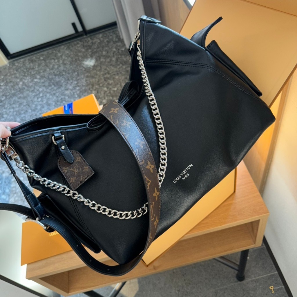 M24861 CarryAll 30 CM Women DARK Shoulderbag Cargo PM ไม ่ มีกล ่ อง