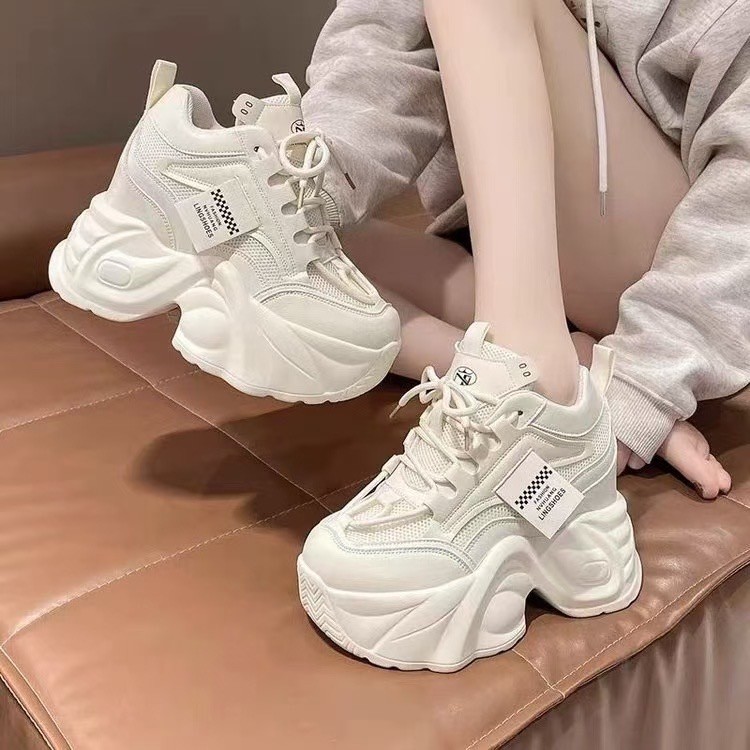 รองเท้ากีฬาส้นหนาผู้หญิง น้ำหนักเบา ใส่สบาย ทันสมัย ​​แมตช์ง่าย รองเท้าสีขาวเล็ก เหมาะกับผู้หญิง (9 ซม.)