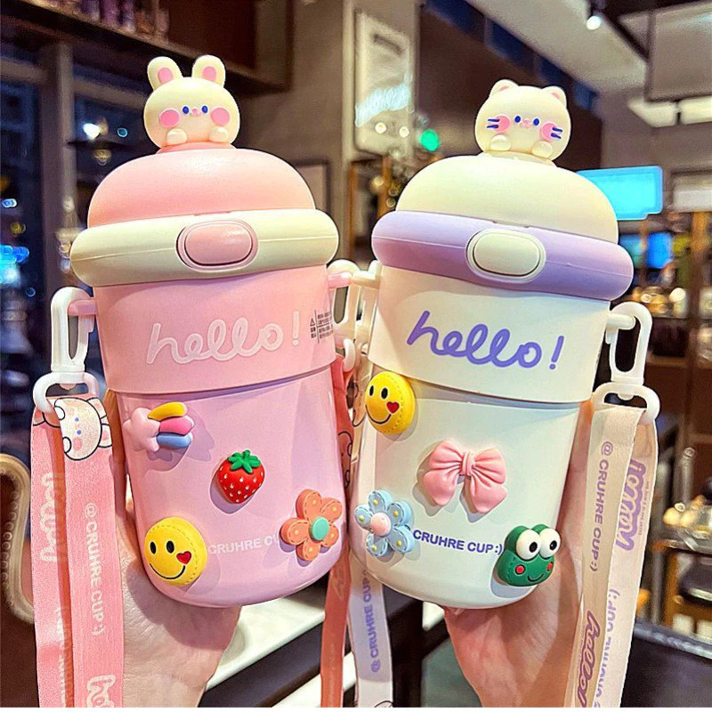 แก้วน้ำลายการ์ตูนพร้อมสายสะพาย ขนาดใหญ่ เก็บความร้อนได้ หลอดดูดน่ารัก แบบพกพาสะดวก