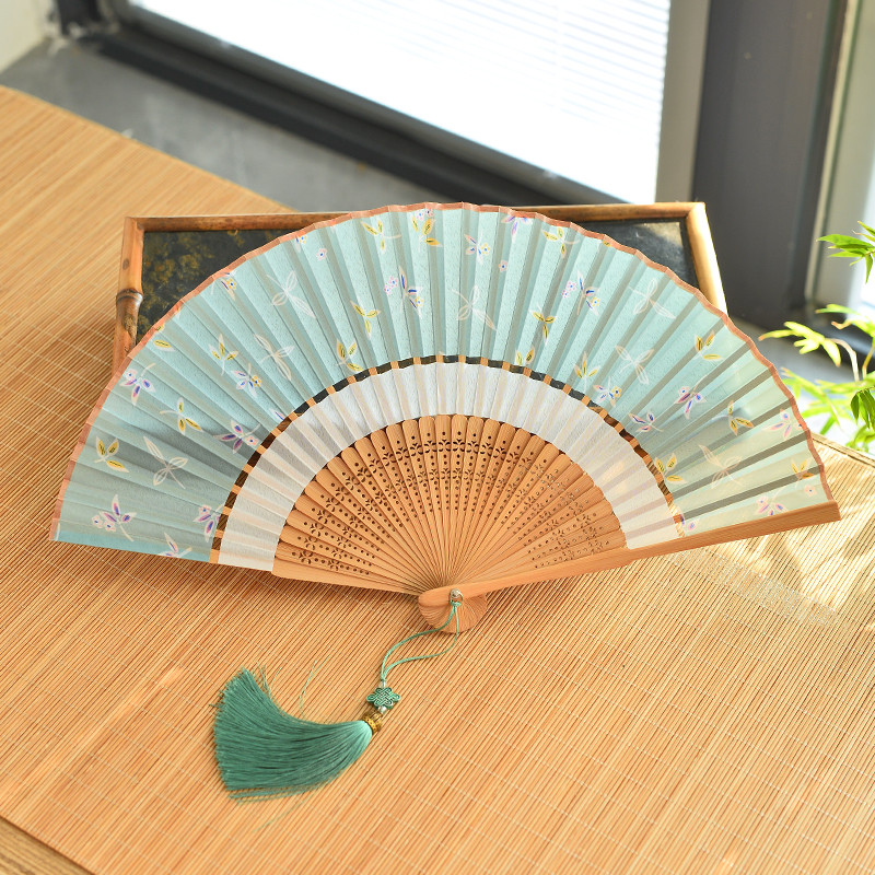 พัดลมผ้าไหมแบบดั้งเดิมพร้อมพู่ฤดูร้อนเย็นพัดลมมือพับได้จีน
