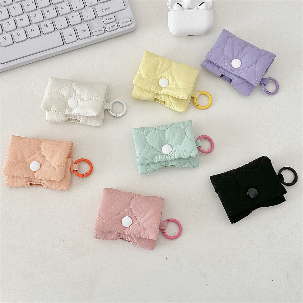 Love Heart Quilted Macaronกระเป๋าใส่เหรียญInsสไตล์ใหม่AirPodsชุดหูฟังบลูทูธน่ารักสีธรรมดาชุดหูฟังการจัดเก็บป้องกันกระเป๋านุ่ม