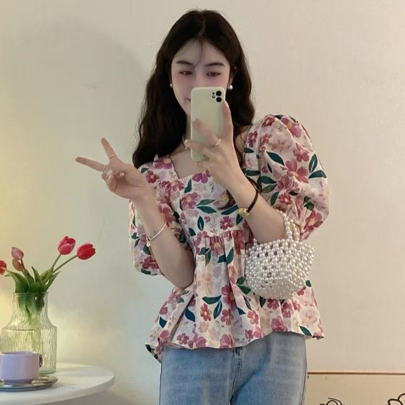 ชุดเสื้อเชิ้ตคอเหลี่ยมลายดอกไม้สไตล์ฝรั่งเศสสำหรับผู้หญิง ดีไซน์ฤดูร้อน ความรู้สึกเฉพาะตัว แขนสั้นพั