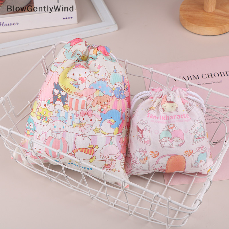 Blowgentlywind Sanrio Family Drawstring กระเป๋าผ้าการ์ตูนนักเรียนกระเป๋าเครื่องสําอางกระเป๋าซักผ้าแบบพกพา BGW