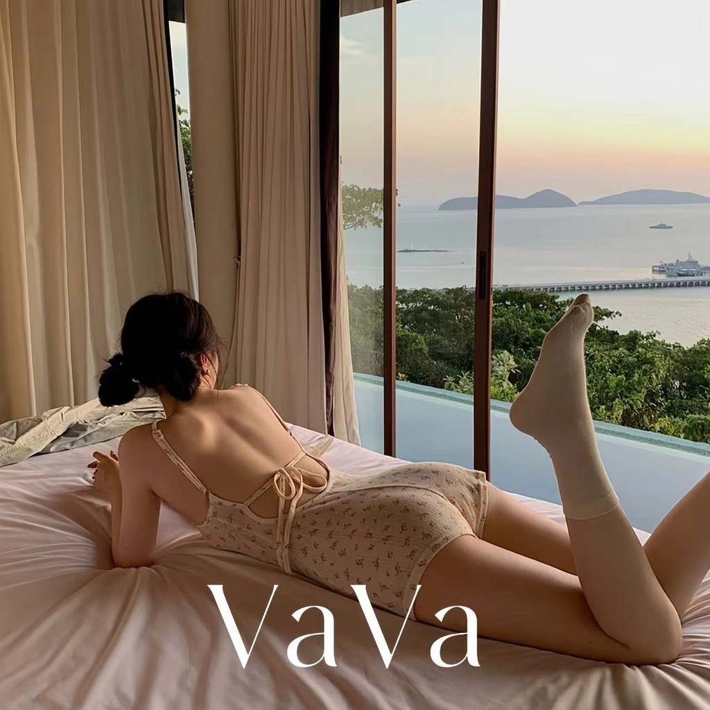 VaVa พร้อมส่ง จั้มสูทสายเอี๊ยมลายดอกไม้ จั๊มสูทลำลอง สุดเซ็กซี่ สไตล์เกาหลี ดีไซน์สายด้านหลัง