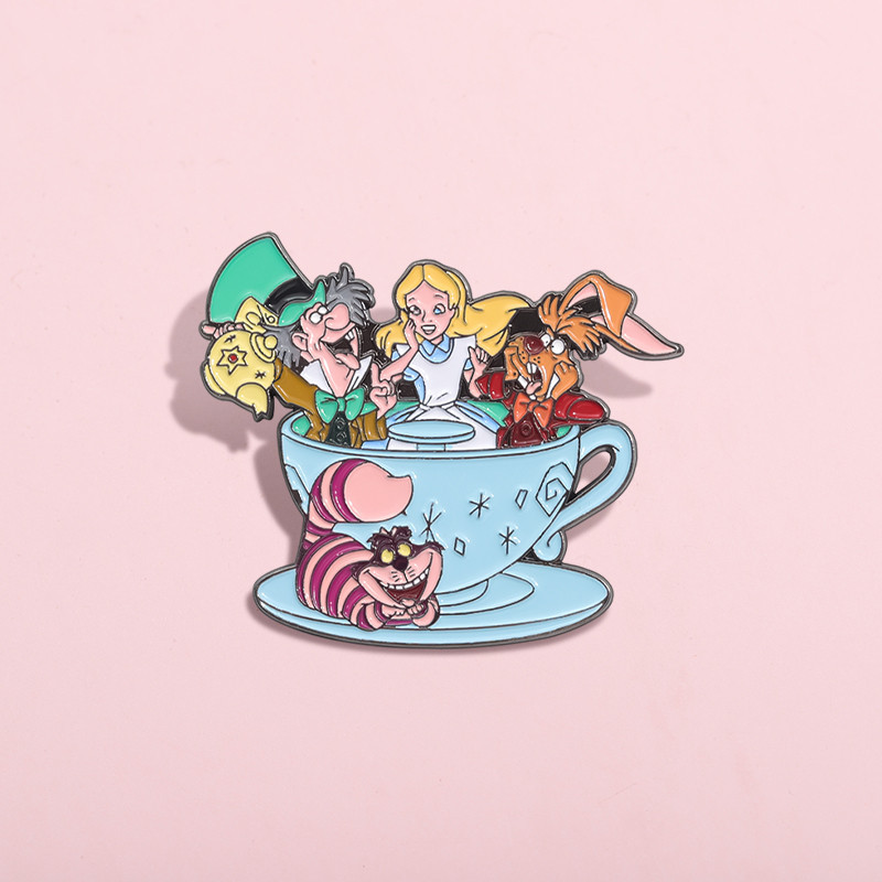 Alice in Wonderland เข็มกลัดเคลือบแฟชั่นเสื้อผ้าอุปกรณ์เสริมกระเป๋านักเรียน Badge ของขวัญสําหรับเพื่อน