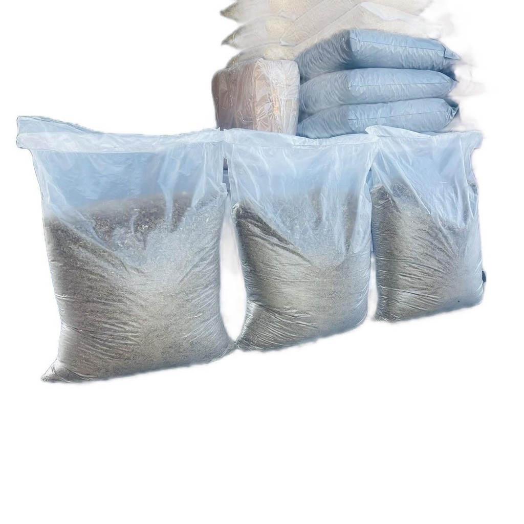 มูลวัวตากแห้งผสมเศษดิน มูลวัวประมาณ80% บรรจุถุง10ลิตร น้ำหนักประมาน4กก