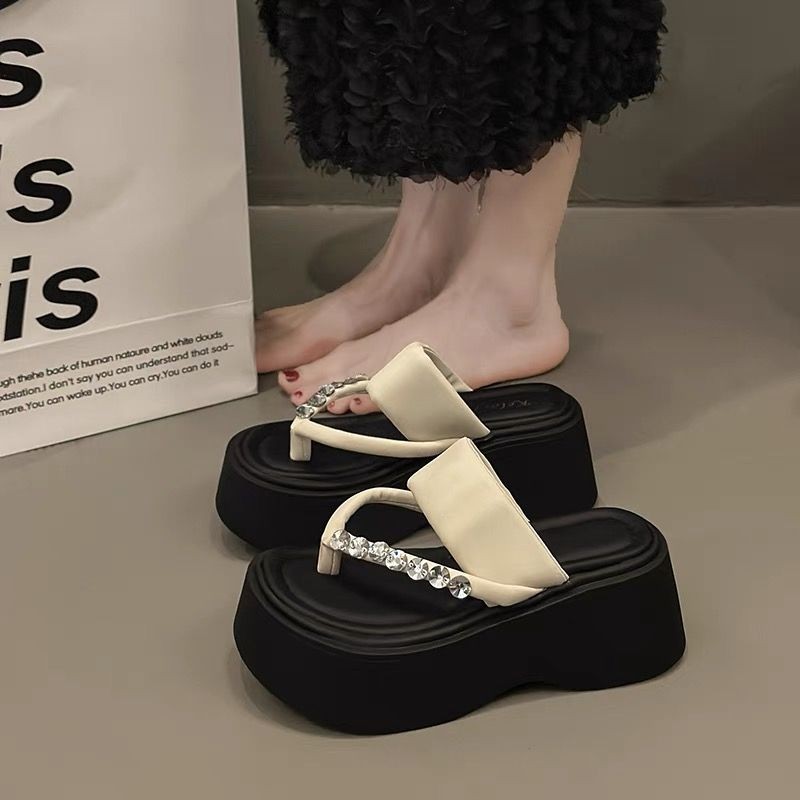 ซิลเวอร์เพิ่มความสูง Rhinestone Flip Flop ผู้หญิงฤดูร้อนสวมใส่ 2025 ใหม่หนาพื้นชายหาดรองเท้าแตะ