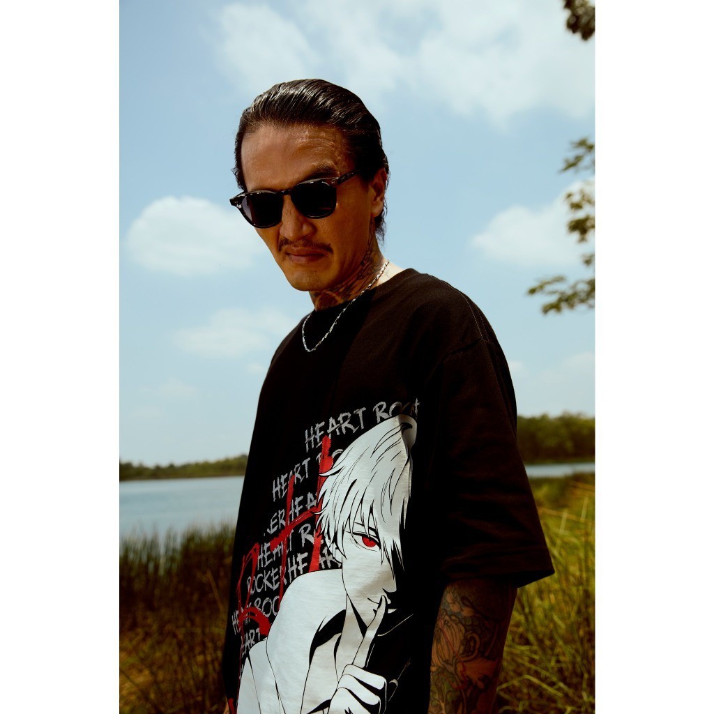 T-ShirtHEARTROCKER TEE 001 เสื้อยืดผ้า Cotton 100% สีดำ สกรีนลายพี่เอกจุ๊ปากแอบมอง S-5XL