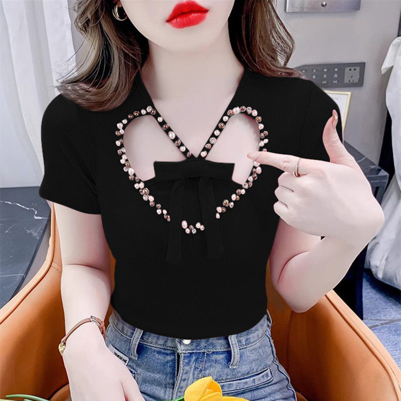 เสื้อยืดผู้หญิงแขนสั้นสไตล์คลาสสิกลูกปัด Hollowed Heart Shape Design Sense Niche Slim Fit รูป Flattering เสื้อคอวีแฟชั่น