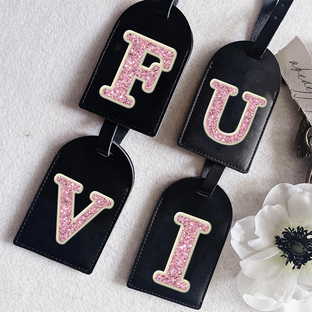 สีชมพูเริ่มต้นกระเป๋าแท็กสําหรับกระเป๋าเดินทาง26ตัวอักษรซิลิโคนกระเป๋าแท็กระบุความเป็นส่วนตัวปก รหัส ป้ายสําหรับผู้หญิงเด็กเดินทา