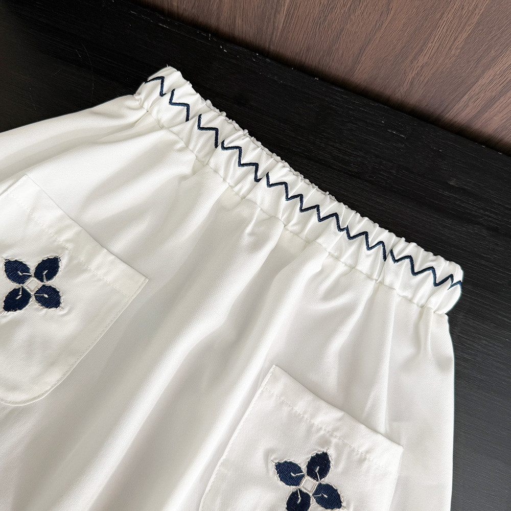 หมีผู้นําเกาหลีรุ่นดอกไม้เย็บปักถักร้อยเสื้อยืดด้านบน + กระโปรงชุดสองชิ้น 3-7 ปีแขนกุดธรรมดาสาวเสื้อผ้า รายา สวมใส่