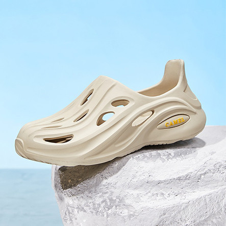 CROCS อูฐกีฬาฤดูร้อนกลวงรองเท้าแตะผู้ชายพื้นนิ่มแฟชั่นรองเท้าแตะชายหาดกันลื่นระบายอากาศกลางแจ้งจระเข้