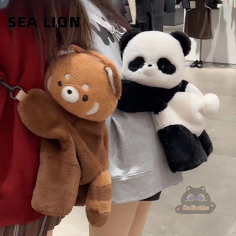 🐻ในสต็อก🐻熊猫趴趴包💓หนังสือสีแดงเล็ก ๆ สไตล์เดียวกันแรคคูนน้อยถุงฟองการ์ตูนแพนด้าแดงน้อยตุ๊กตากระเป๋าการ์ตูนแพนด้าฟองกระเป๋าตุ๊กตาหมีแพนด้าแรคคูนน้อยกระเป๋าสาวของขวัญวัน