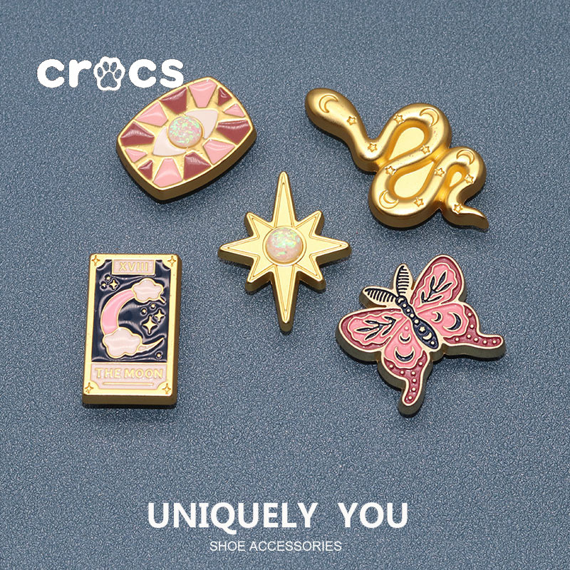 Crocs JIbbitz โลหะผลไม้ JIbbitz โลหะผีเสื้อรองเท้าหัวเข็มขัด charm Crocs การ์ตูนสายรุ้งอุปกรณ์เสริมรองเท้า
