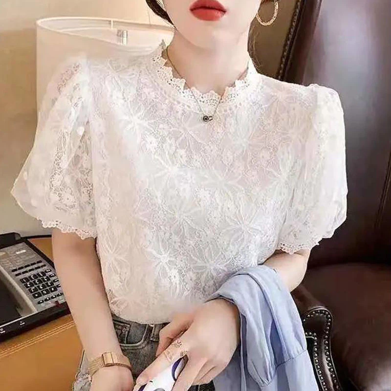 ลูกไม้สีขาวชีฟองปุ่มขึ้นเสื้อสําหรับผู้หญิงฤดูร้อนสบายๆที่เรียบง่ายหลวมครึ่งแขนสุภาพสตรีท็อปส์