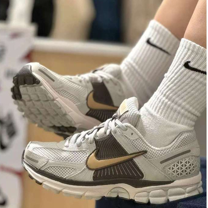 🔥พรีออเดอร์🔥💯 Nike air zoom vomero 5 ( HM9657-001 ) (  FJ2028-001 ) (   HF1553-200 )   รองเท้าผู้ชายและผู้หญิงแท้
