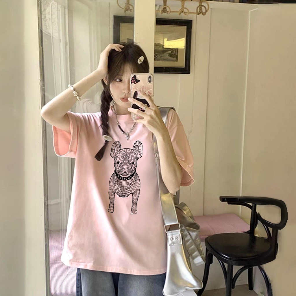Basiใหม่ เสื้อยืดคอกลม Oversize ผ้าฝ้ายไม่ยืดไม่ย้วย ลายหมาลายเส้นDOGBASIQUE สีชมพู สีครีม นิ่มมาก