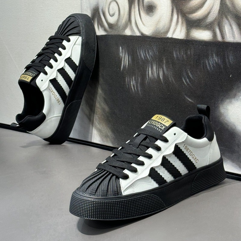 รองเท้าผู้ชาย 2025 ใหม่ ฤดูใบไม้ผลิ ดีไซน์เฉพาะที่หลากหลาย รองเท้าผ้าใบแบบสบายสำหรับนักเรียน น้ำหนักเบา กันลื่น