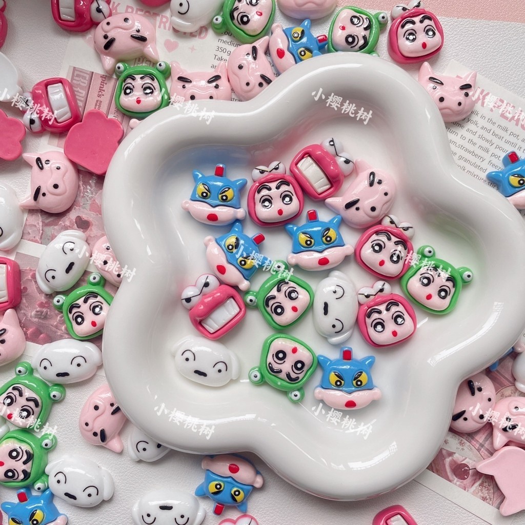 [100 ชิ้นในสต็อก] อุปกรณ์เสริมเรซินการ์ตูนชินจัง ถ้วยน้ำแฟน 3D ครีมไร้รอยต่อ ตกแต่งโทรศัพท์ ทำมือ DIY วัสดุดอกไม้รองเท้า