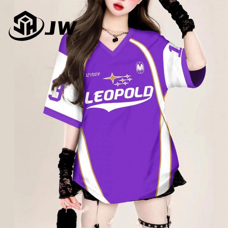 2025 เสื้อกีฬาแขนสั้นคอวีหวานแฟชั่นใหม่ เจอร์ซีย์น่ารักสำหรับเด็กผู้หญิง สไตล์เกาหลี แฟชั่นแห้งเร็ว น้ำหนักเบา สบาย คู่แขนสั้น สไตล์ฮิปฮอปหลวม ผ้าแฟชั่นสตรีท สไตล์เกาหลี ยูนิเซ็กซ์ เสื้อฟุตบอลหลวมขนาดใหญ่ เสื้อยืดกีฬาผู้หญิง thumbnail 9