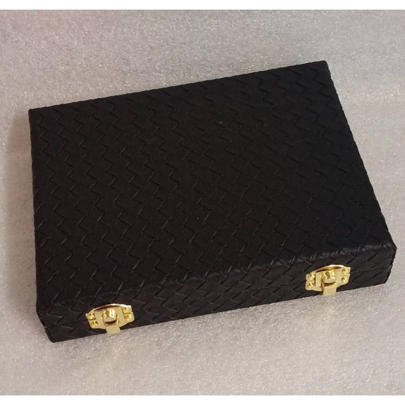 กล่องใส่พระกันกลิ้งขนาด15*20*4cm

<p>“><center></p>
<h4></h4>
<p><p><font color=