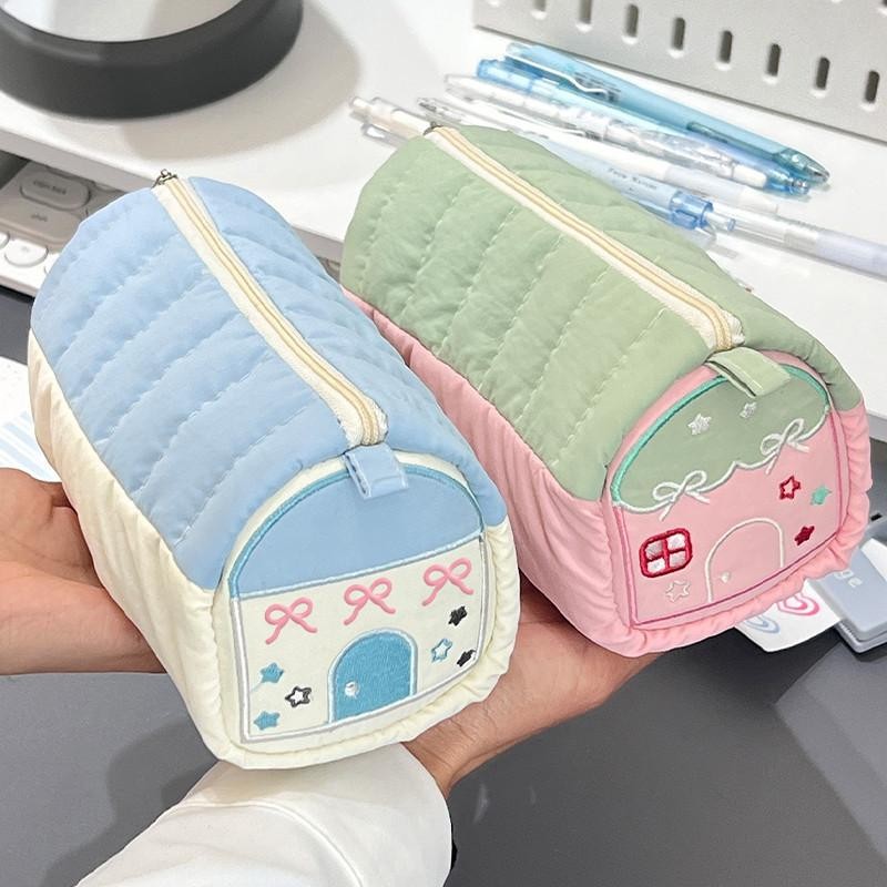 Creative Pink Little House กล่องดินสอนักเรียนความจุขนาดใหญ่หลายชั้นกล่องดินสอสามมิติ Super Soft กระเป๋าเก็บเครื่องเขียน