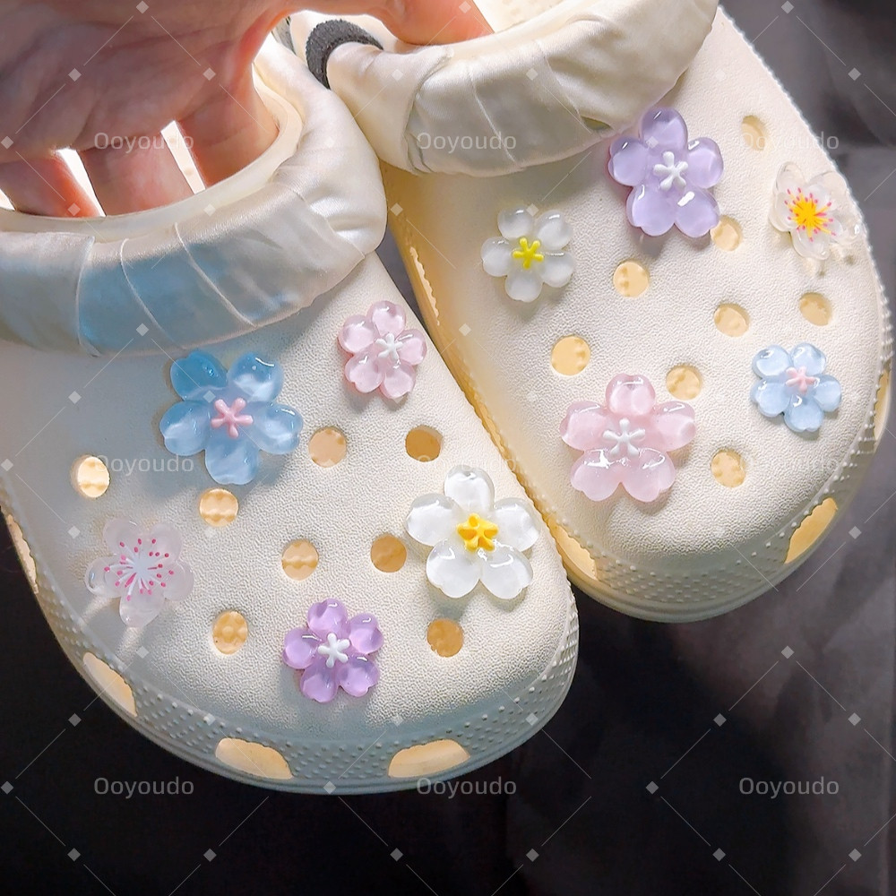 สีสันน้ําแข็งโปร่งใส Cherry Blossoms DIY clog Pins INS Charm ปุ่มอุปกรณ์เสริมสําหรับหัวเข็มขัดรองเท้าอุปกรณ์เสริมรองเท้าตกแต่ง