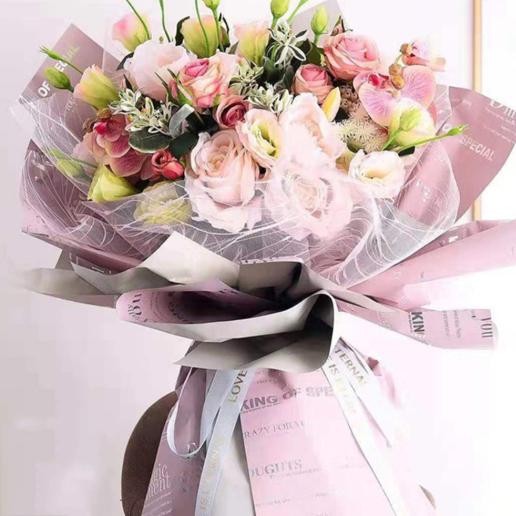 กระดาษฟลาวด์ลายตัวอักษร ขนาด 58x58 ซม. กระดาษห่อดอกไม้ กันน้ำ100% แผ่นพลาสติกห่อดอกไม้ อุปกรณ์จัดช่อดอกไม้ ดอกไม้ปลอม