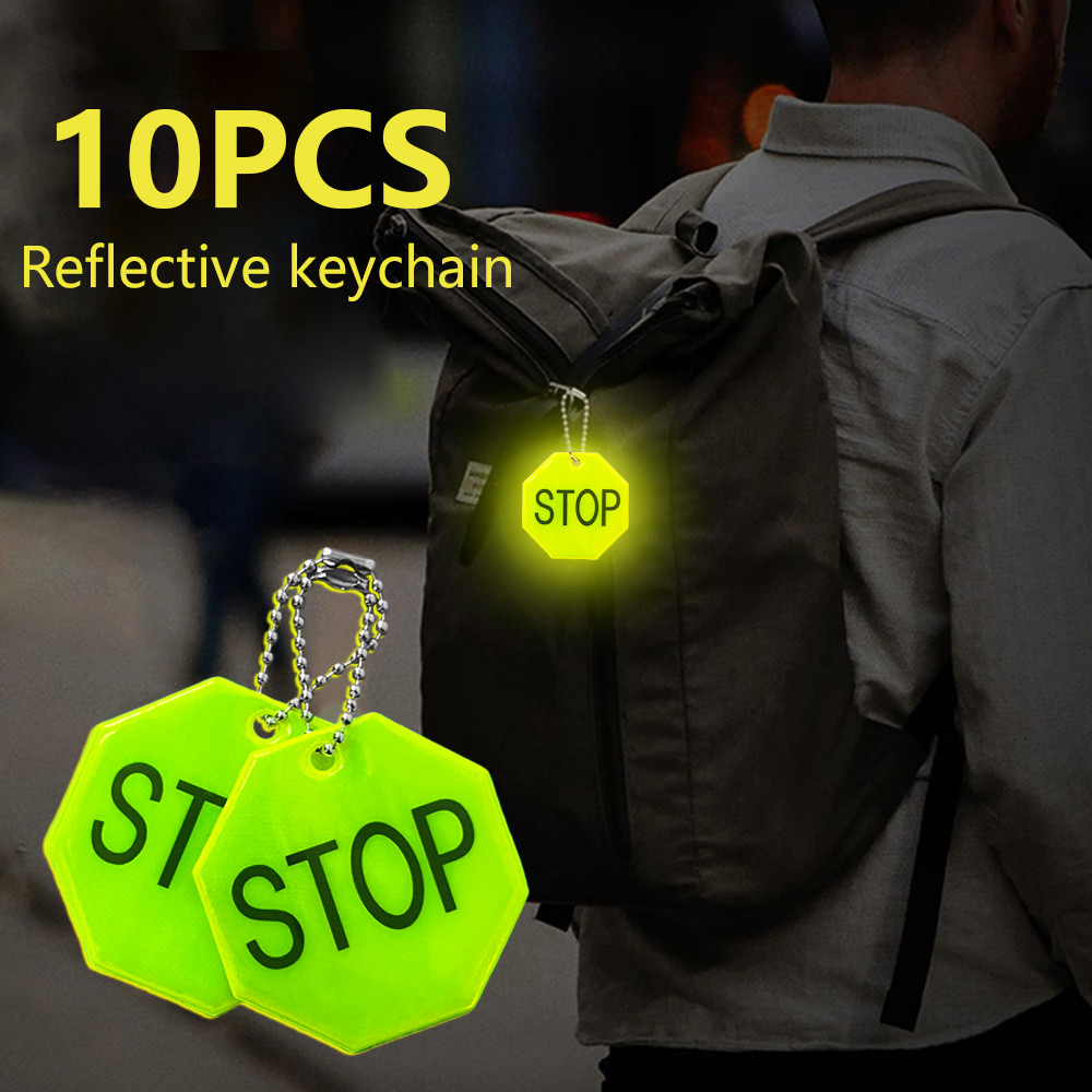 10pcs Creative STOP พวงกุญแจตัวอักษรสะท้อนแสงเตือนจี้สําหรับ Night Travel จักรยานกระเป๋าเดินทางจี้อุปกรณ์เสริม