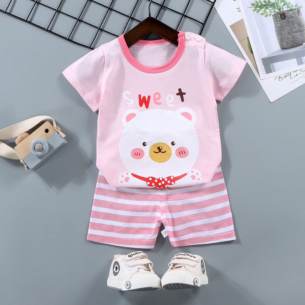 พร้อมส่ง เสื้อยืดแขนสั้น พิมพ์ลายการ์ตูน กางเกงขาสั้น ขนาดเล็ก 73-130 ซม. เข้ากับทุกการแต่งกาย สําหรับเด็กผู้ชาย และเด็กผู้หญิง