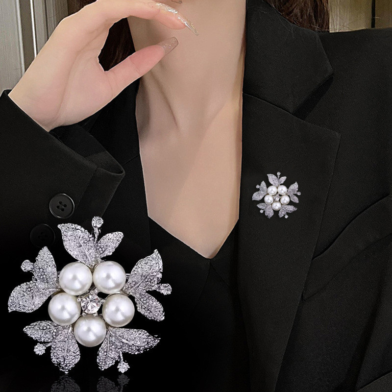 เข ็ มกลัดมุกยุโรปอเมริกันเครื ่ องประดับ High-End เสื ้ อผ ้ า Pin เพชรดอกไม ้ Rhinestone เข ็ มกลัดเสื ้ อผ ้ าอุปกรณ ์ เสริมเข ็ มกลัดขายส ่ ง