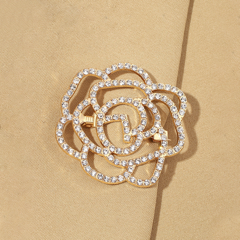 Diamond Hollow Camellia เข็มกลัด High-End Luxury Matching Pin อุปกรณ์เสริมประณีต Anti-Exposure