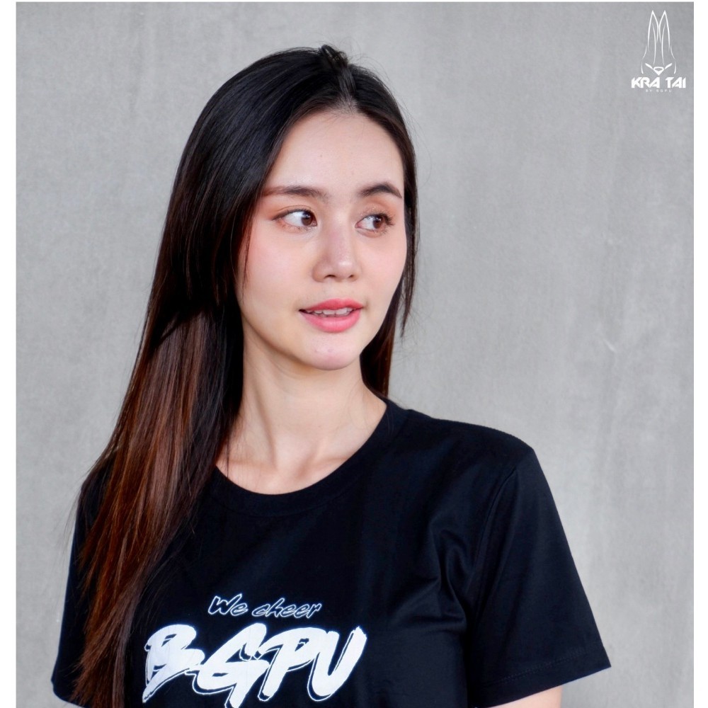 เสื้อเลือกตั้ง BGPU SHOP - เสื้อยืดสีดำสกรีน We Cheer BGPU 2019 (Kratai by BGPU)พิมพ์ลายกราฟฟิตี้ T-