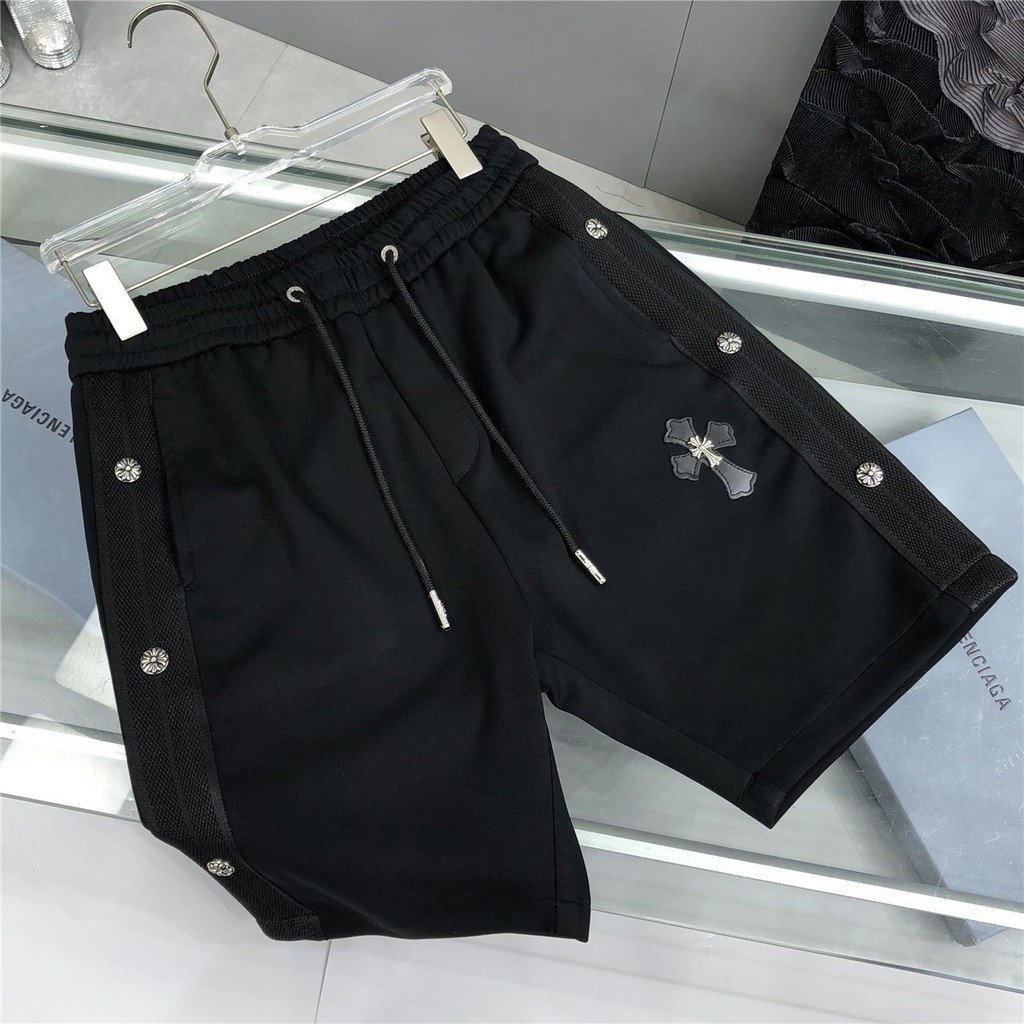 2024 ฤดูร้อนเสื้อผ้าผู้ชายระดับไฮเอนด์เย็บโลหะข้ามกีฬากางเกงขาสั้นลําลองหลวมชายหาดยุโรปกางเกงห้าจุด [คลังสินค้าพร้อม]