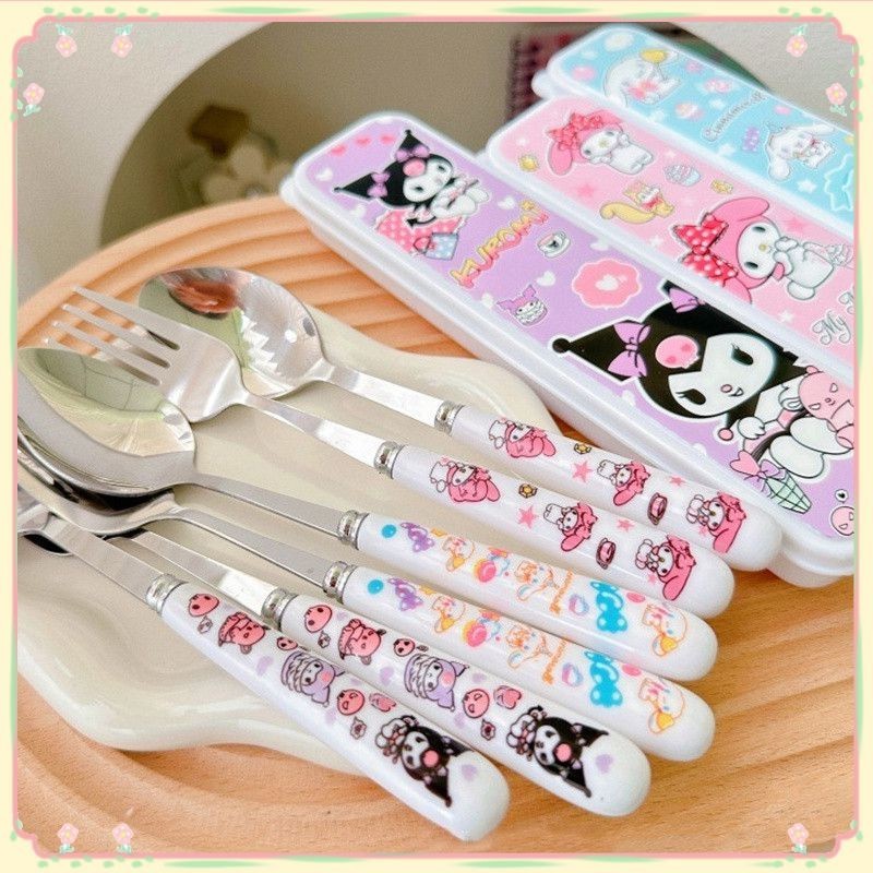 2pcs/set Sanrio ช ้ อนชุดสแตนเลสบนโต ๊ ะอาหารชุดช ้ อนส ้ อมกล ่ องแบบพกพากลางแจ ้ งกล ่ องอาหารกลางวัน Kuromi Melody Cinnamoroll