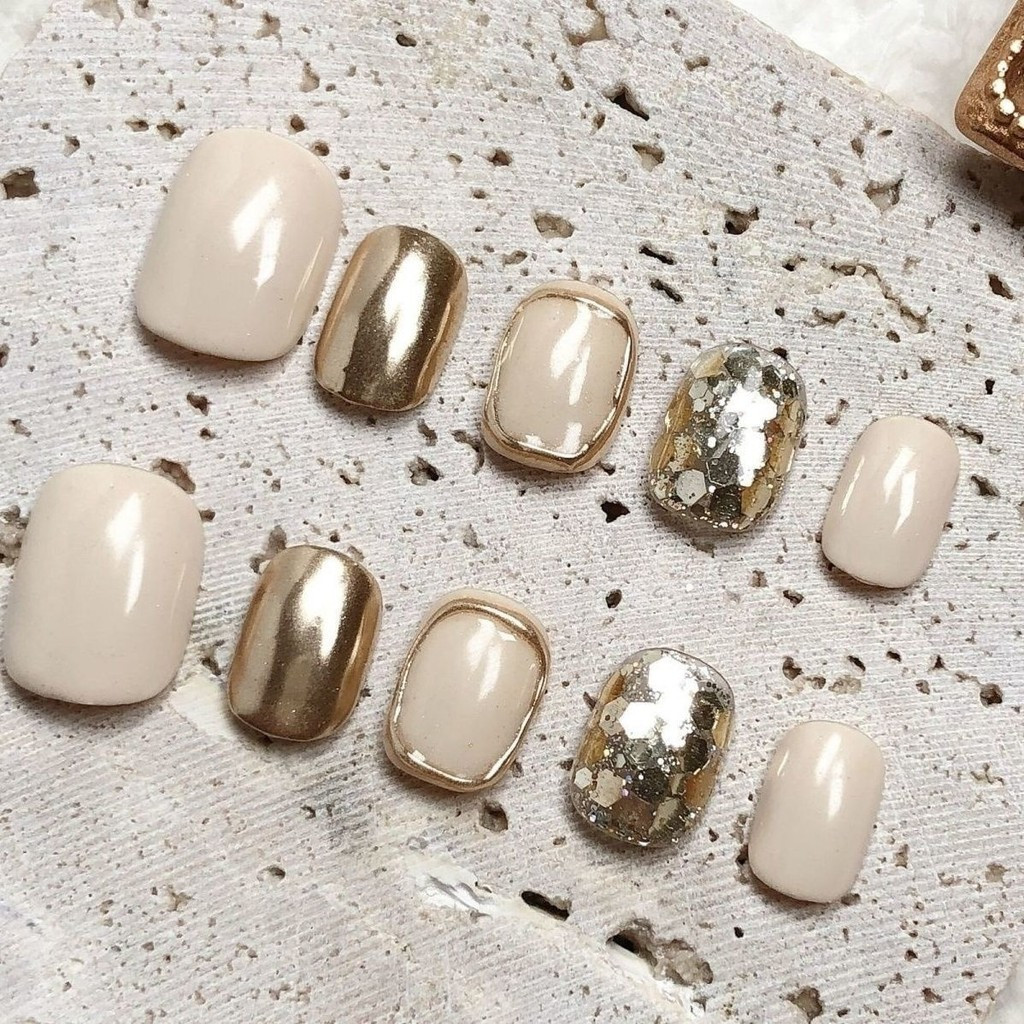 HANDMADEPress On Nails ชุดปลอม Golden/White ประดิษฐ์สั้นปลอม Shinning เล็บปลอมเล็บสติกเกอร์เล็บฟรี Jelly กาวรวมเล็บเจลสําเร็จรูปแท้ 100%