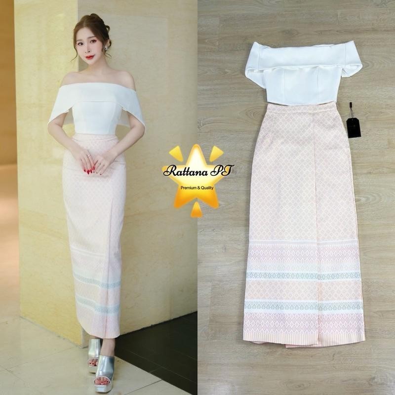 Shop_DD (พร้อมส่ง) Rattana112 เสื้อปาดไหล่+ผ้าถุงสำเร็จรูป ชุดออกงาน ชุดไทยไม่แก่ DD