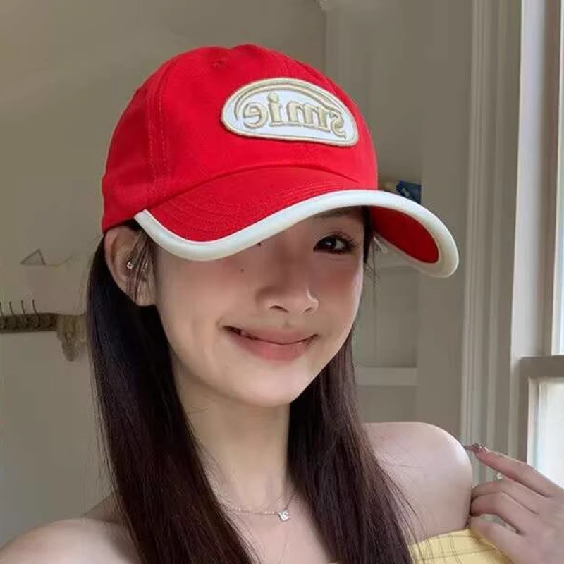 ปักความคมชัดสีสไตล์เกาหลี อิน แฟชั่นถนนสวมจดหมายหมวกเบสบอลผู้ชายผู้หญิงยาวกว้างปีกแสดงใบหน้าหมวกขนาดเล็ก