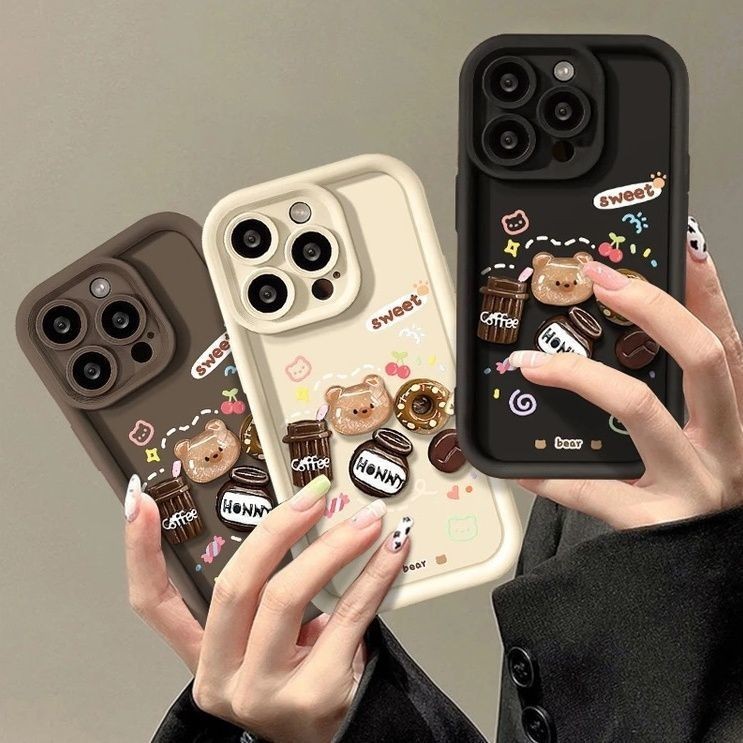 เหมาะสําหรับ IPhone 11 12 Pro Max X XR XS Max SE 7 Plus 8 Plus IPhone 13 Pro Max IPhone 14 15 Pro Max เคสโทรศัพท ์ น ่ ารักหมีอุปกรณ ์ เสริมกาแฟถั ่ วน ่ ารักออกแบบ