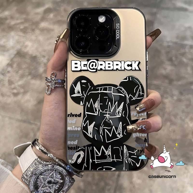 แบรนด์อินเทรนด์การ์ตูนหมีรุนแรง Cool Doodle คู่สําหรับ IPhone 7Plus 11 12 15 14 13 Pro Max XR XS Max X 14 7 8 15 Plus SE 2020 หรูหราชุบโลหะเลนส์นุ่มกรณี