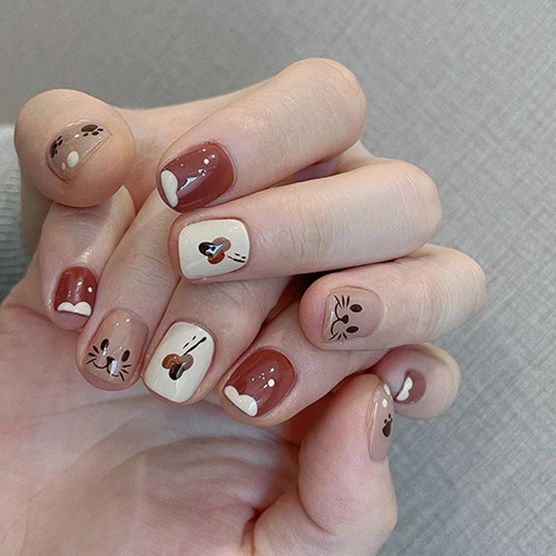 เล็บปลอมที่เรียบง่ายและทันสมัยกรงเล็บแมวน่ารักสวมใส่เล็บเด็กเหมือนเล็บสีขาวนม