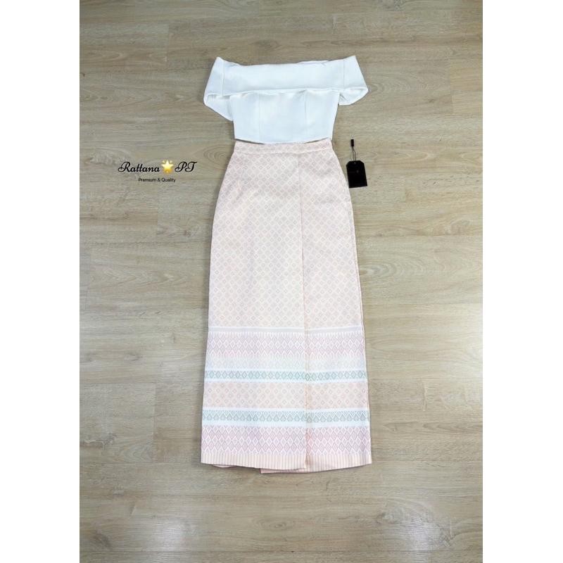 PK.shop (พร้อมส่ง) Rattana112 เสื้อปาดไหล่+ผ้าถุงสำเร็จรูป ชุดออกงาน ชุดไทยไม่แก่ Pk