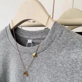 เสื้อยืดไหล่แมว สีดำ แขนสั้น สำหรับผู้หญิง ฤดูร้อน ดีไซน์ใหม่ ดีไซน์เก๋ ทรงสลิมฟิต เสื้อครอป เหมาะสำหรับผู้หญิง