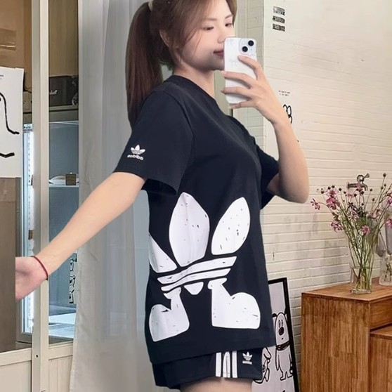 ADIDAS อาดิดาส ต้นฉบับ ผู้ชายและผู้หญิงด้านข้างพิมพ์โลโก้ขนาดใหญ่หลวมคอกลมแขนสั้น