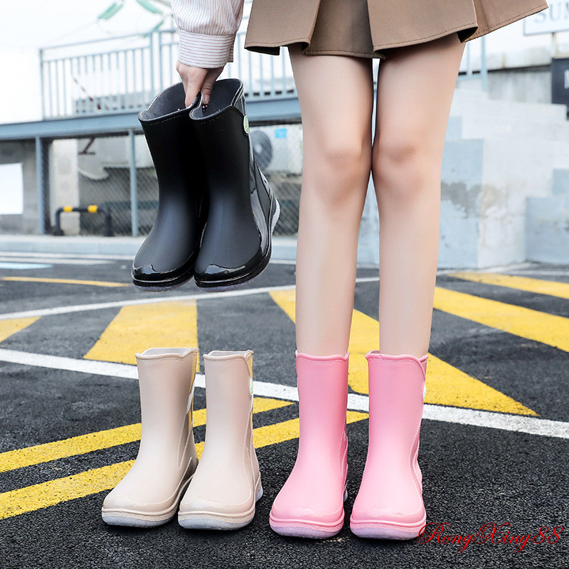 รองเท้าฝนผู้หญิง กันลื่นและทนต่อการสึกหรอ กันน้ำ กันคราบ นุ่มและเบา รองเท้าทำงานวันฝนตก