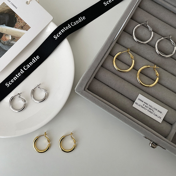 ต่างหูห่วงโลหะ ทรงกลม สีเงิน เข้ากับทุกการแต่งกาย ระดับไฮเอนด์ สไตล์เกาหลี เรียบง่าย สําหรับผู้หญิง - รูปที่ 4