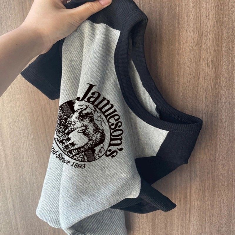 สไตล์ใหม่ฤดูร้อนออกแบบสไตล์อเมริกัน Raglan ด้านบนแขนสั้นสาวร้อนไหล่ Slim-fit ของแท้ Niche สั้นเสื้อยืด Slimmer ดูหญิง O
