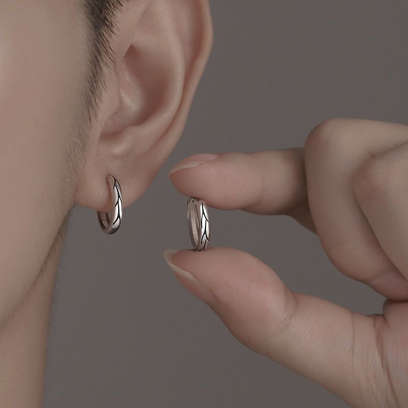 925 Silver Cool Striped ต่างหู Hip Hop อินเทรนด์ Classy All-Match ชายหูหัวเข็มขัด