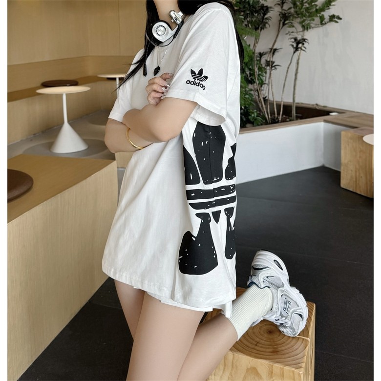 ADIDAS อาดิดาส ต้นฉบับ ผู้ชายและผู้หญิงด้านข้างพิมพ์โลโก้ขนาดใหญ่หลวมคอกลมแขนสั้น